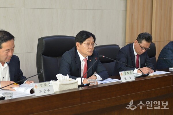 박용철 강화군수(가운데)가 17일 군청 영상회의실에서 개최된 '내년도 국고보조금 확보를 위한 보고회'를 주재하고 있다. (사진=강화군)