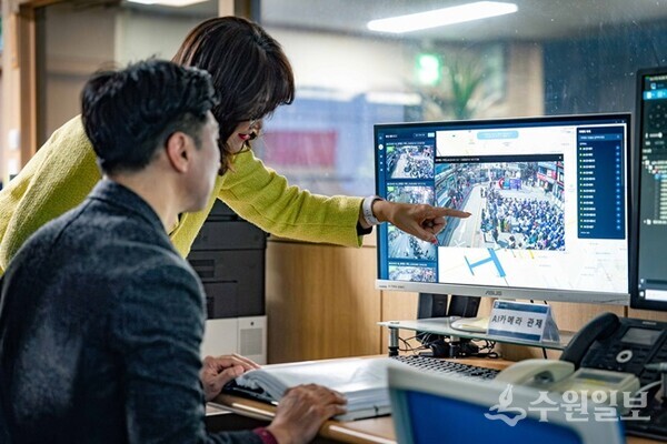 수원시 스마트도시과 관계자들이 AI 카메라 관제 시스템을 확인하고 있다.(사진=수원시)