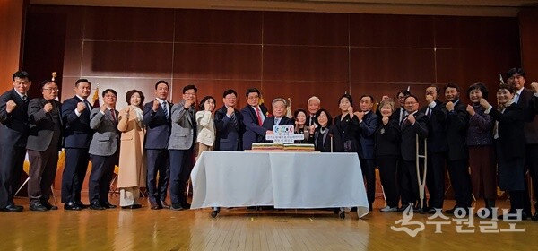 경기도장애인복지단체연합회 임직원 및 관계자들이 단체기념촬영을 하고 있다. (사진=경기도장애인복지단체연합회)