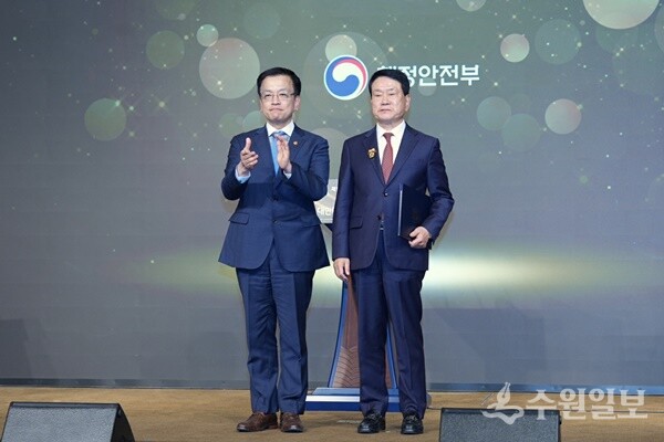 제14기 국민추천포상 수여식에서 최상목 대통령직무대행(왼쪽)이 윤재근 행정원장에게 대통령 표창을 수여한 뒤 기념촬영을 하고 있다. (사진=구리시)