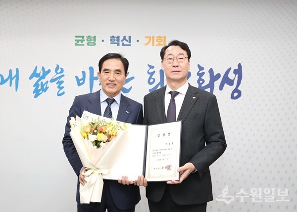 정명근 화성특례시장(오른쪽)이 한병홍 화성도시공사 신임 사장에게 임명장을 수여한 뒤 기념촬영을 하고 있다. (사진=HU공사)