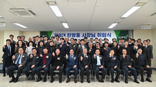 한병홍 화성도시공사 신임 사장(앞줄 왼쪽 5번쨰)이 취임식을 가진 뒤 임직원들과 기념촬영을 하고 있다. (사진=HU공사)