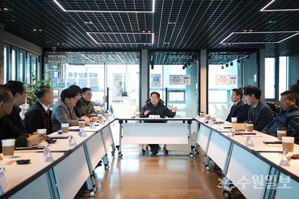 주광덕 남양주시장(정면)이 시민·기자들과 함께하는 정책 현장 투어를 가지면서 인사말을 하고 있다. (사진=남양주시)