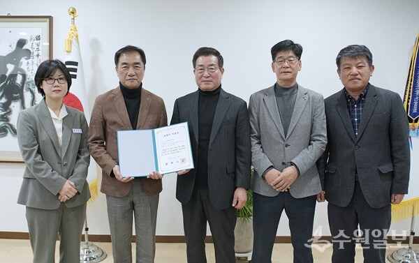 정장선 평택시장(왼쪽 두번째)이 청북가구단지 관계자에게 ‘제1호 상점가’ 지정서를 전달한 뒤 기념촬영을 하고 있다. (사진=평택시)