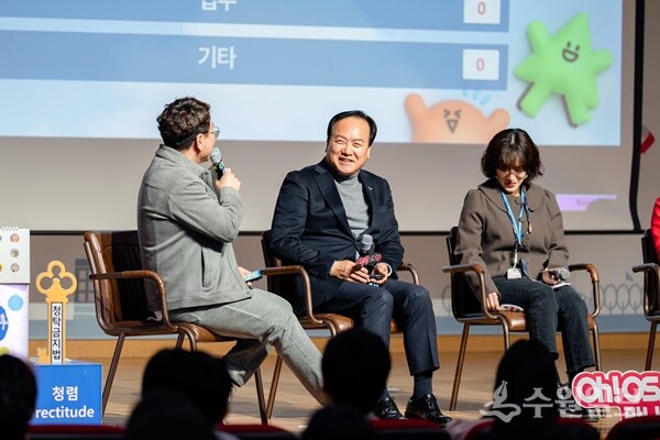 이권재 오산시장(가운데)이 7~9급 MZ세대 공무원들과 가진 ‘청렴 토크콘서트’에서 함께 하고 있다. (사진=오산시)