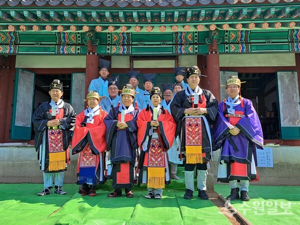 화성 금산사 춘계제향을 마친 헌관들이 기념촬영을 하고 있다. (사진=김희태 이야기가 있는 역사문화연구소장)