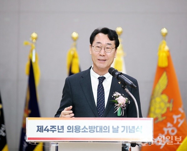 정명근 화성시장이 제4회 의용소방대의 날 기념식에서 축사를 하고 있다. (사진=화성시)
