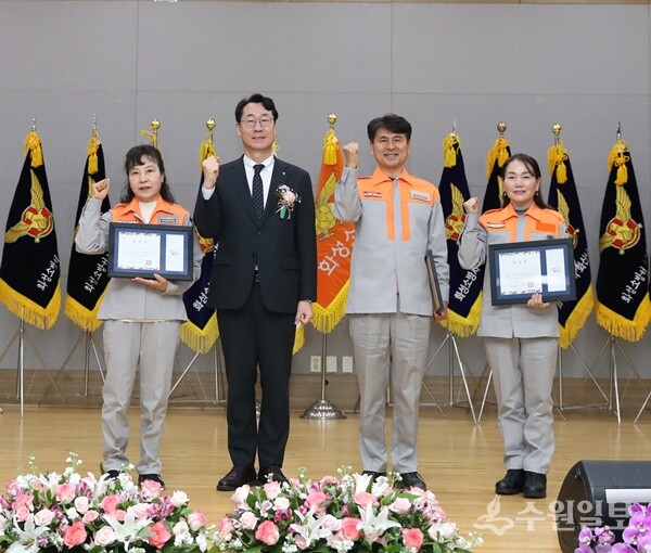 19일 제4회 의용소방대의 날 기념식에 참석한 정명근 화성시장이 의용소방대원에게 유공자 표창을 수여하고 함께 기념촬영을 하고 있다. (사진=화성시)