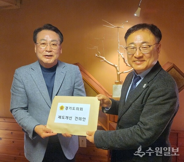 임채호 경기도의회 사무처장(왼쪽) 19일 국회 행정안전위원회 이광희 의원에게 지방의회의 기능과 역할 강화를 위한 제도개선 내용이 담겨있는 건의서를 전달하고 있다. (사진=경기도의회)