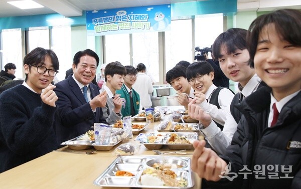 최대호 시장(왼쪽 두번째)이 19일 성문중고교 학교급식 현장을 방문, 학생들과 함께 식사를 하고 있다. (사진=안양시)