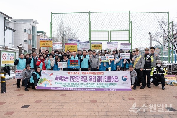 이권재 오산시장(가운데)이 '2025년 등굣길 청소년 선도 캠페인'을 전개 후 참가자들과 함께 하고 있다. (사진=오산시)