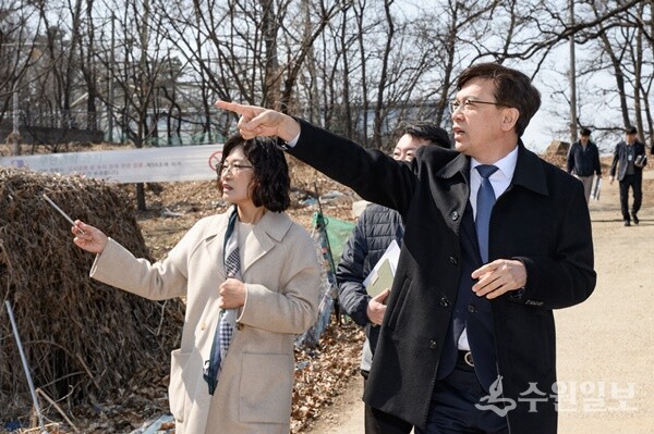 현근택 수원시 제2부시장이 경기생태마당 조성사업 현장을 둘러보고 있다. (사진=수원시)