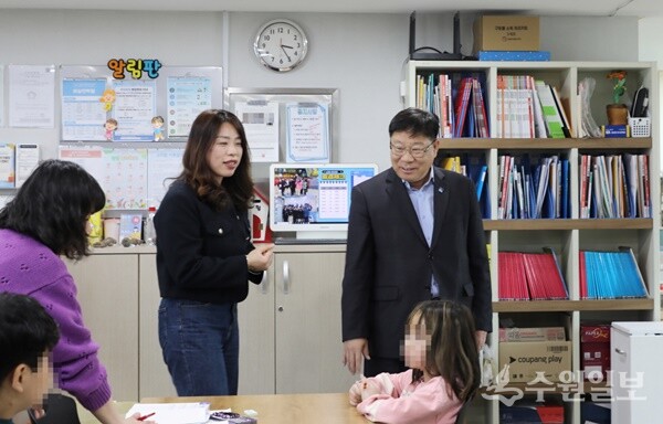 이상균 수원시 팔달구청장이 20일 노을빛 지역아동센터를 방문, 현장을 둘러보고 있다. (사진=팔달구)