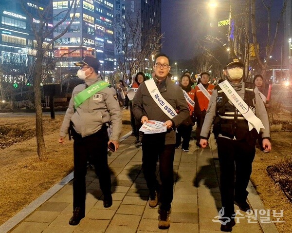 이기복 남양주시 다산행정복지센터장(가운데)이 민-관-경 합동으로 안심1등도시 만들기 캠페인을 펼치고 있다. (사진=다산행정복지센터)