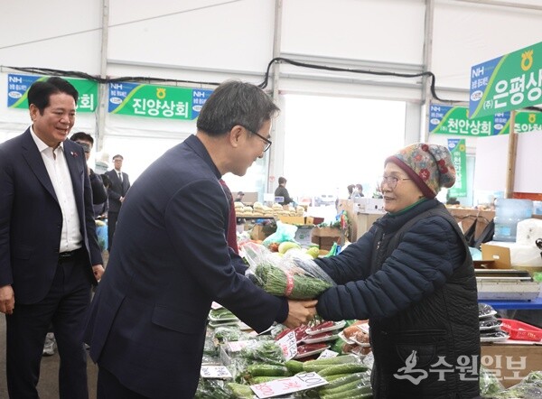 21일 오전 김동연 경기도지사가 안양농수산물도매시장 복구상황을 점검하고 상인들을 격려하고 있다. (사진=경기도)