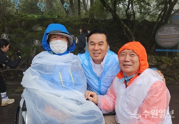 김구영 개혁신당 구리시당협의회 위원장(가운데)이 강원 평창 발왕산 정상에 올라 장애인,구리아리랑봉사단 임원과 함께 기념촬영을 하고 있다. (사진=구리아리랑컨텐츠협회)