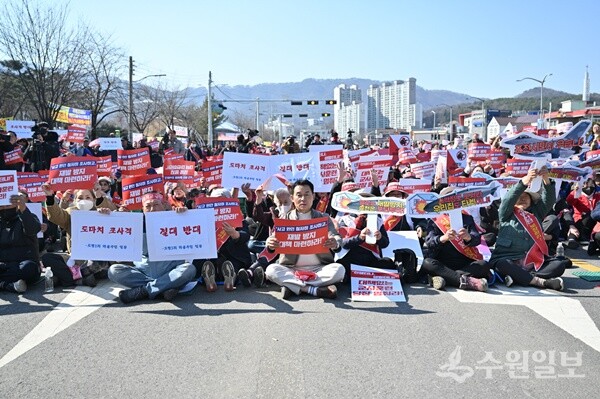 지난 19일 포천시내 14개 읍면동 주민 1000여 명이 전투기 오폭사고 규탄 포천시민총궐기대회를 갖고 있다. (사진=경기도)
