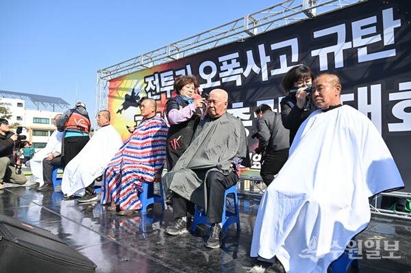 19일 포천시민 총궐기대회에서 시민 5명이 삭발식을 갖고 있다. (사진=경기도)