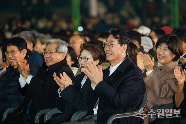 정명근 화성시장이 21일 화성특례시민의 날 콘서트에서 시민들과 함께 특례시 출범을 축하하고 있다. (사진=화성시)
