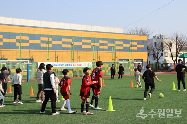 경기도와 도체육회는 유소년 클럽 축구선수 20명을 상대로 ‘체육인 기회소득 스포츠 교실’을 운영하고 있다. (사진=경기도체육회)