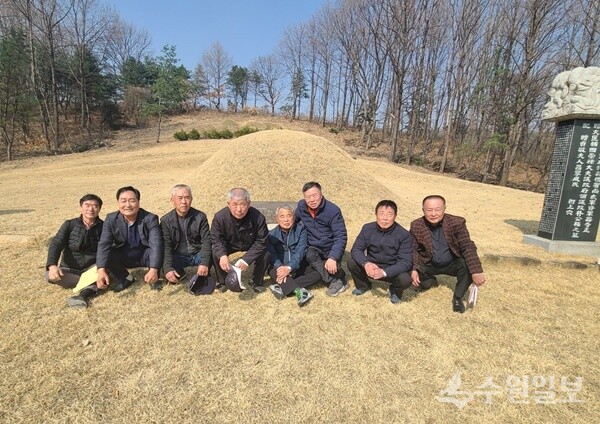 반남박씨 집의공파 후손들이 총회를 마치고 선조묘역에서 기념촬영을 하고 있다. (사진=반남박씨 집의공파)