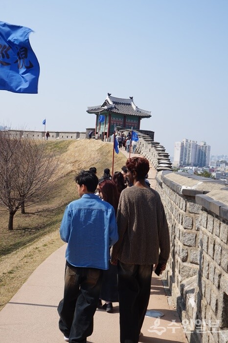 화성 성벽을 걷고 있는 외국인 관광객들. (사진=김우영)