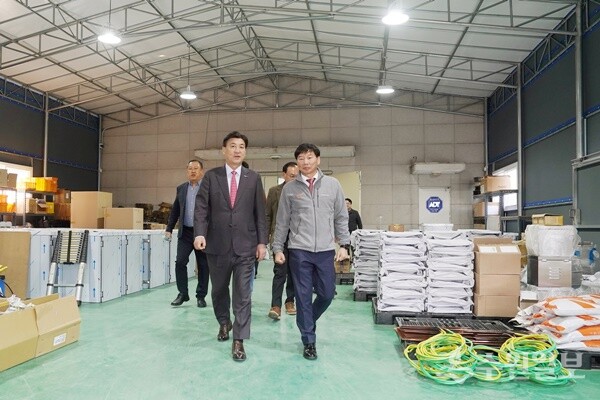 방세환 광주시장(왼쪽)이 관내 기업을 직접 방문해 애로사항을 듣고 있다. (사진=광주시)