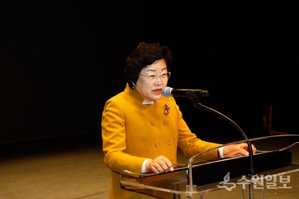 김경희 이천시장이 (사)대한노인회 이천시지회 '2025년도 정기총회'에서 인사말을 하고 있다. (사진=이천시)