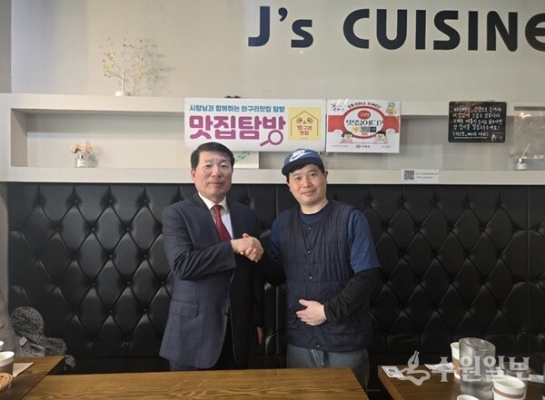 백경현 구리시장(왼쪽)이 ‘와구리맛집’을 지정한뒤 기념촬영을 하고 있다. (사진=구리시)