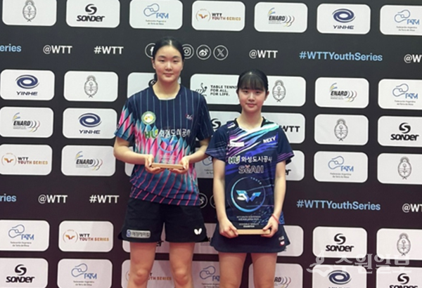 화성도시공사 유청소년탁구부 김하늘 선수(왼쪽)와 허예림 선수가 WTT 수상에 따른 기념촬영을 하고 있다. (사진=화성도시공사)