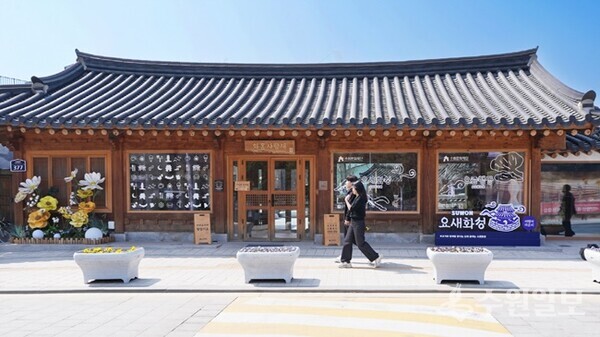 행궁동 관광객들이 북부권역 여행자라운지인 화홍사랑채 앞을 지나가고 있다.(사진=수원시)