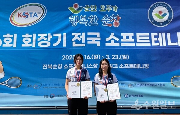여자복식에서 우승을 차지한 김연화 선수(왼쪽)와 김유진 선수. (사진=안성시)