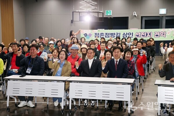이재식의장이 수원시를 방문한 문경시 관계자 상인들과 함께 하고 있다.(사진=수원시의회)