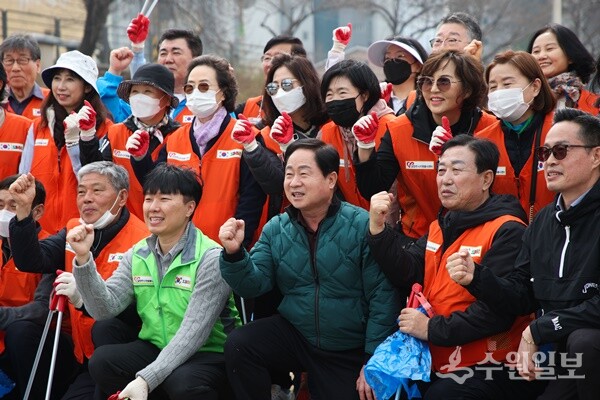 남양주시 다산행정복지센터가 주최한 ‘2025년 봄맞이 쓰담데이 - 왕숙천 하천정화 활동’에 참여한 주광덕 남양주시장(앞줄 가운데)과 이기복 센터장(앞줄 오른쪽 첫번째)이 시민들과 파이팅을 외치고 있다. (사진=다산행정복지센터)