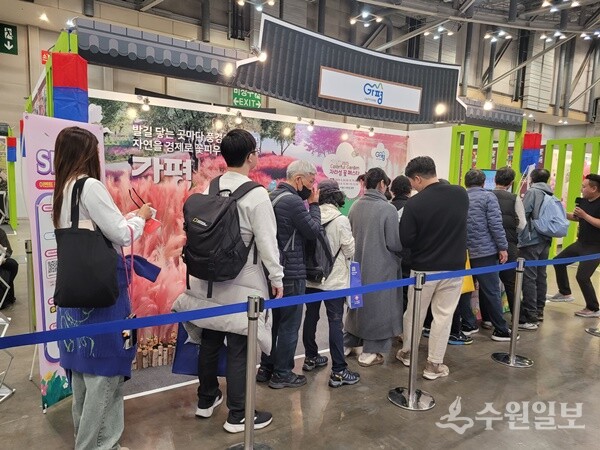 가평군이 부산 벡스코 제1전시장에서 열린 ‘제5회 대한민국 대표 축제박람회’에 참가해 지역 대표 축제와 관광지를 홍보하고 있다. (사진=가평군) 