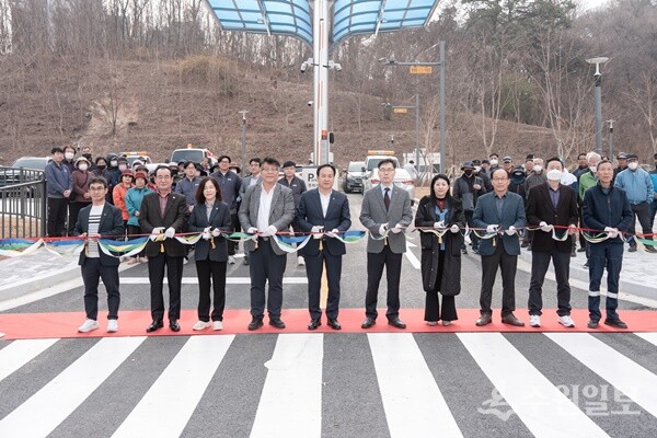 이권재 오산시장(왼쪽 5번째)이 25일 ‘그린케어숲공원 부설주차장’ 개장식에서 지역 내빈들과 기념테이프를 자르고 있다. (사진=오산시) 