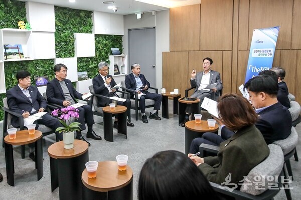 정명근 화성시장이 25일 국장단 이상 고위급 공무원들로 구성된 'the 청렴' 협의체 회의를 주재하고 있다. (사진=화성시)