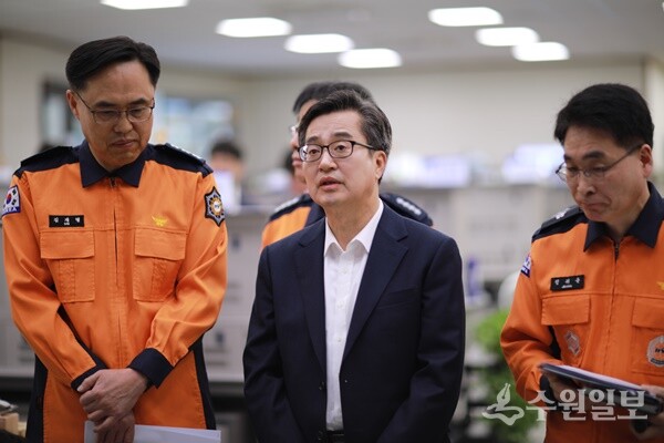 26일 오전 수원남부소방서를 방문한 김동연 경기도지사가 산불 예방을 위한 현장 점검을 하고 있다. (사진=경기도)