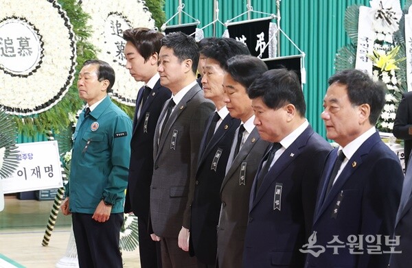 김진경 경기도의회 의장(왼쪽 세번째)이 경남 산청 산불진화 사고 희생자를 기리는 합동분향소가 차려진 창녕군민체육관을 찾아 조문하고 있다. (사진=경기도의회)