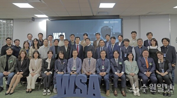26일 판교스타트업캠퍼스에서 가진 '제2기 월드클래스 최고전략 아카데미 입교식'에서 각계 리더 등 교육생들이 기념촬영을 하고 있다. (사진=경과원)