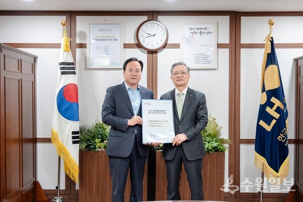 이권재 오산시장(왼쪽)이 이한준 LH 사장에게 오산 세교3 공공주택지구 조기 지구지정 건의서를 전달한 뒤 기념촬영을 하고 있다. (사진=오산시)