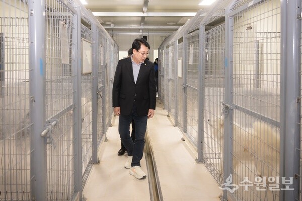 조성대 남양주시의회 의장이 이패동 소재 반려동물 입양문화센터를 방문, 시설현황을 확인하고 있다. (사진=남양주시의회) 