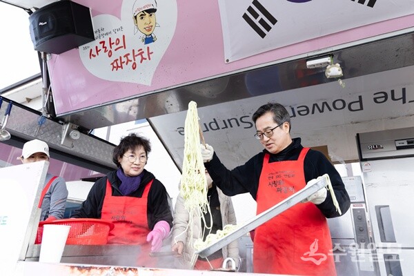 29일 오전 김동연 경기도지사가 경북지역 산불 피해 이재민 대피소에서 배식 봉사를 하고 있다. (사진=경기도)
