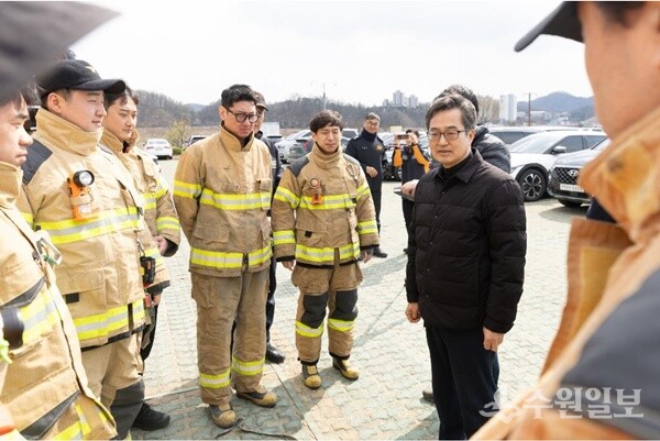 김동연 경기도지사가 경북지역 산불 대응자원집결지에서 경기도 소방대원들을 격려하고 있다. (사진=경기도)