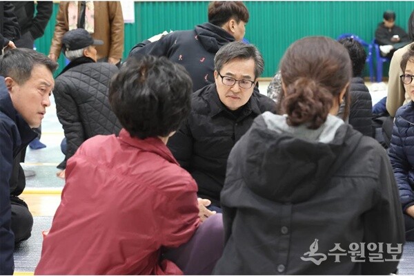 김동연 경기도지사가 경북지역 산불 피해 이재민 대피소를 찾아 이재민을 위로하고 있다. (사진=경기도)