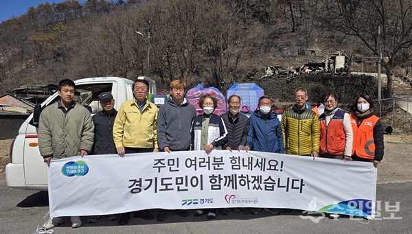 김상수 경기도 자치행정국장(왼쪽 세번째)이 안동시 신흥리·원림2리·도로리 등 3개 마을에 구호물품을 전달하고 있다. (사진=경기도)