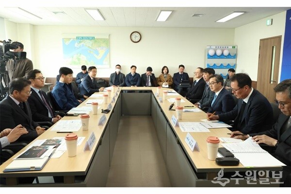 31일 오후 평택항 동부두에서 김동연 경기도지사(오른쪽 세번째)가 현대차 등 자동차 업계 관계자 등과 평택항 자동차 수출기업 현장간담회를 갖고 있다. (사진=경기도)