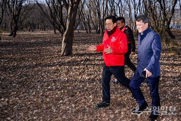 지난 2023년 2월 24일 전진선 양평군수(앞)가 환경부 차관과 강하면 운심리 '대하섬'을 시찰하고 있다. (사진=양평군)