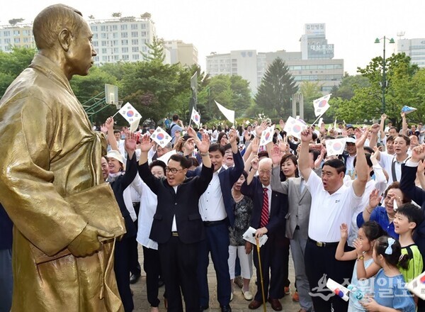 광복 70주년이었던 지난 2015년 수원시민이 모금해 건립한 임면수 동상 앞에서 제막식이 열려 수원시민들이 만세를 외치고 있다.(사진=수원시)