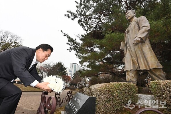 이재준 수원시장이 지난해 3월 임면수 탄생 150주년을 기념해 동상에 헌화하고 있다.(사진=수원시)